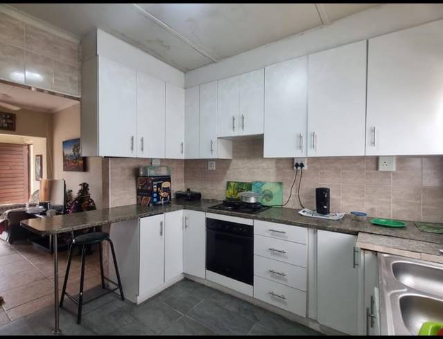 5 BEDROOM HOUSE FOR SALE IN SEA VIEW